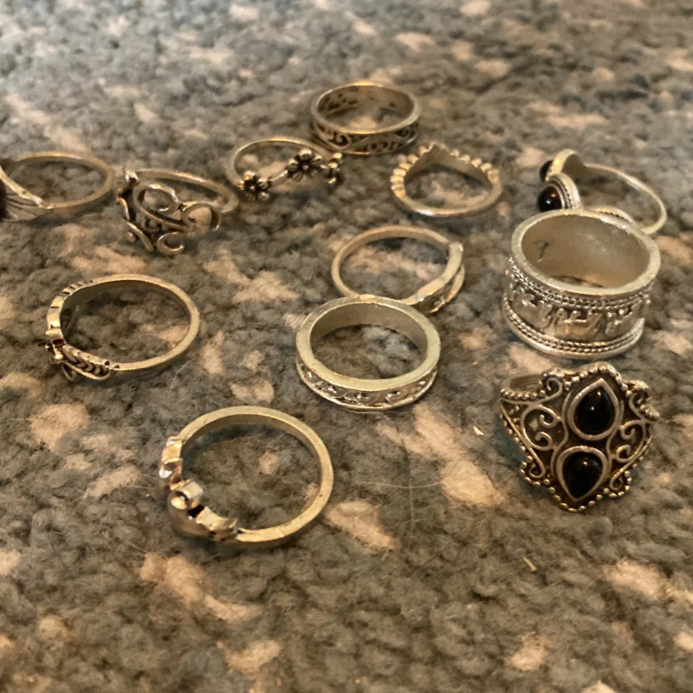 12 olika ringar, kan bara köpa alla tillsammans. Inte äkta silver.. Accessoarer.