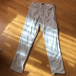 Beiga armani jeans - Ser gröna ut på bilderna men är beiga, superbra skick
