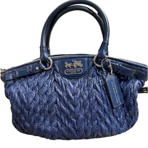 Vintage coach väska - Supersnygg vintage väska från coach köpt i nyc. Jätte rymlig med vardags saker och samtidigt jätte snygg, du kan ha den över axeln eller med de långa bandet som är en kortare variant. 