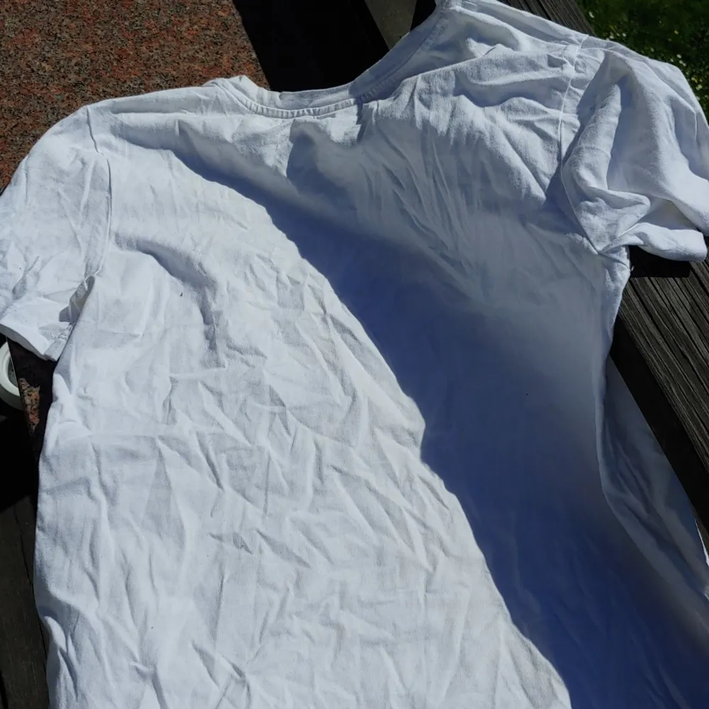 Söt t-shirt från hm och morris kollektionen, kan säkert användas som pjamas tröja om inget annat😄. T-shirts.