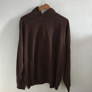 En brun hoodie som då är oversized och könner så för att sälja den. Kan sälja den för mindre vid en snabb förhandling.