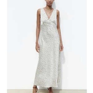 Zara klänning - Oanvänd zara klänning som är så så fin!😍 INTRESSEKOLL!