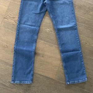 Blåa jeans  - Säljer mina blåa jeans.  OBS, köparen står för frakt. 