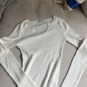 Vit lättstuckad tröja, aldrig använd,  köpt på NA-KD 