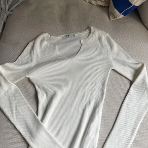Vit tröja - Vit lättstuckad tröja, aldrig använd,  köpt på NA-KD 