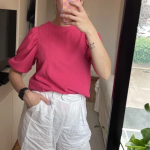 Rosa topp med ballongärm - Fin rosa topp med ballongärm från junkyard.