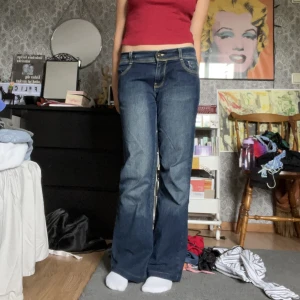 Bootcut jeans  - Köpa second hand och passade inte mig 100 men jättesnygga! Storlek är lite oklart står EU40 men skulle säg att d är mindre än det:)