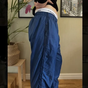 Trackpants - Sköna och snygga trackpants i mjukt prasseltyg på utsidan fodrade med bommulatyg. Fint skick! Säljer pga för små (en släkting på bilden) 💞. Köparen står för frakten!