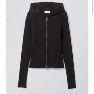 En svart tajt zip hoddie från weekday i storlek xs, köpt för 470kr säljer för 300! 