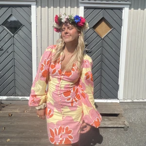 Sommar klänning  - Säljer denna AS snygga klänning från saboskirt, nypris 1200, jag säljer för 800❤️storlek xs men passar även s 