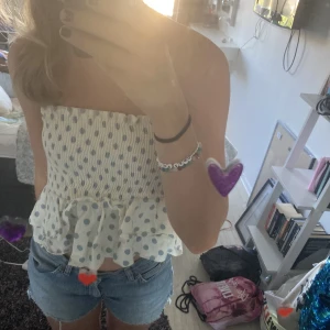 Volangtopp - Supersöt volangtopp från Zara. Har tyvärr tappat bort ena bandet med tycker den är precis lika snygg som en bandeau topp🔥 Väldigt stretchig.