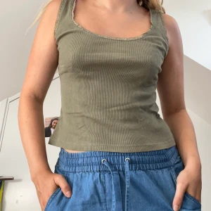 Grönt linne med spets - Ett grönt linne med spets i storlek S från Bikbok. Skulle nog passa en M också! 