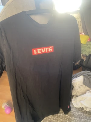 Levis tröja - Bra skick! Men använd Storlek M 