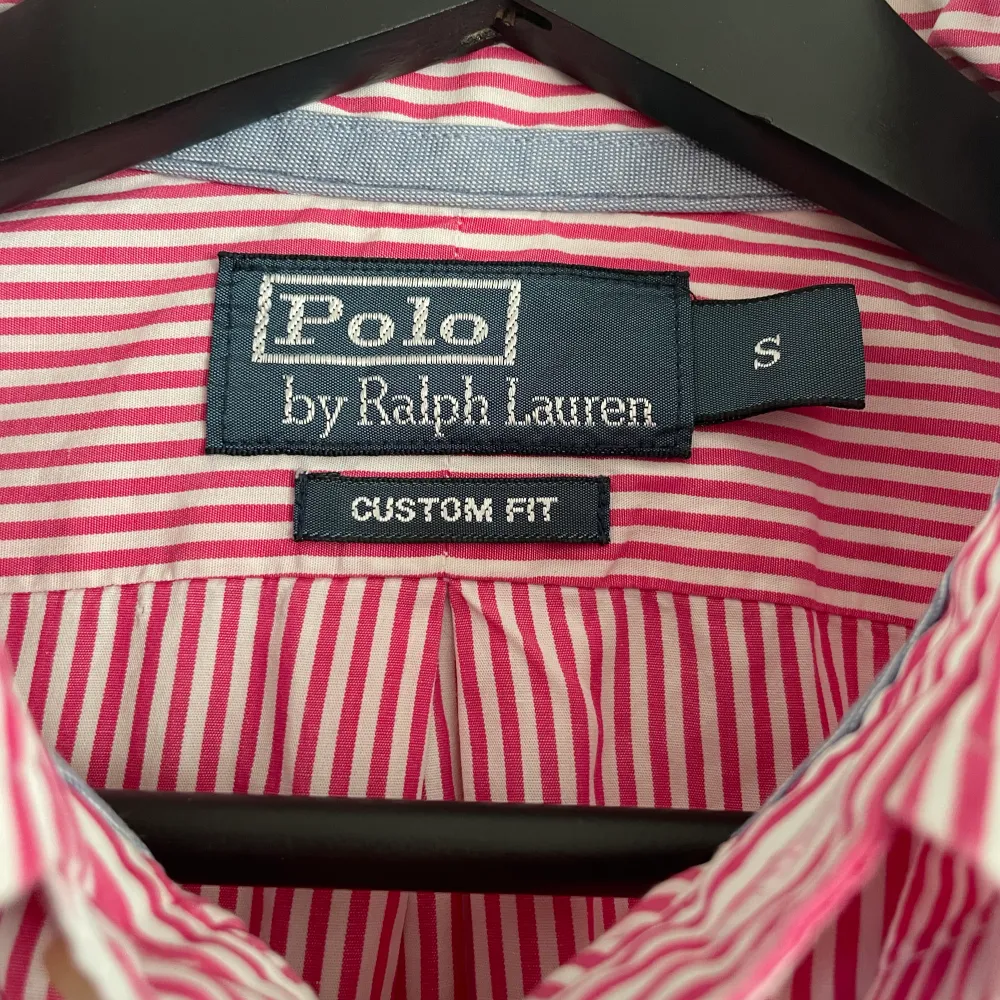 Raulph Lauren skjorta vit rosa randig. Custom fit S. Som ny skick. Titta profilen för mer skjortor och plagg. Skjortor.