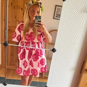 Finaste klänningen  - Nu säljer jag denna underbara pärla, så himla fin klänning. Nypris 780kr, använd en gång. Inga tecken på användning 🌸