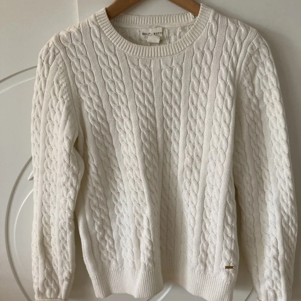Fin stickad tröja från Holy White. Bra kvalité, inga skador. Nästan nyskick. . Neuleet.