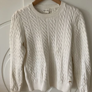 Holy White stickad tröja  - Fin stickad tröja från Holy White. Bra kvalité, inga skador. Nästan nyskick. 