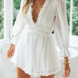 Säljer denna vita klänning. Endast använd vid ett tillfälle och är i nyskick! Nypris 900!  Perfekt till student eller bara till vardags!🤍🤍