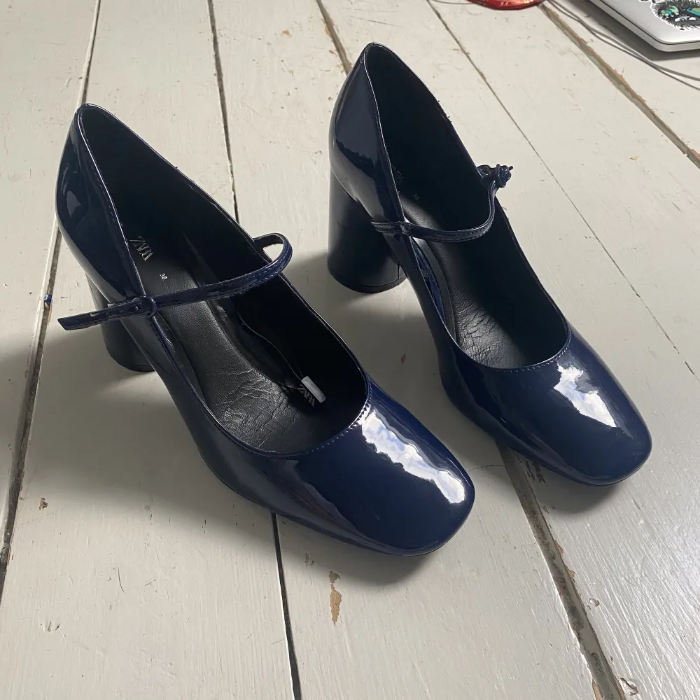 Supersnygga mörkblåa glansiga skor med spännen från Zara😍😍 Storlek 38, aldrig använda bara provade 🫶🏼 andra bilden är från Zara. Skor.