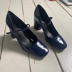 Supersnygga mörkblåa glansiga skor med spännen från Zara😍😍 Storlek 38, aldrig använda bara provade 🫶🏼 andra bilden är från Zara