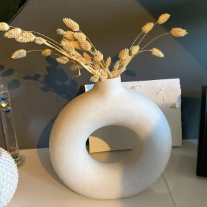 Keramik vad från H&M HOME - Populär Keramik vas från H&M home  Säljes för halva priset. Har några smutsträck som förmodligen går bort med universalpasta 