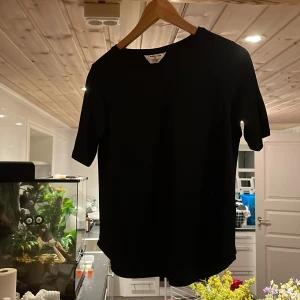 Svart t-shirt - Köpt på lager 157, aldrig använd, exakt likadan som den olivfärgade, annan färg bara. Stl small