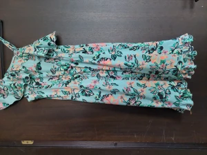 En fin sommarklänning  - En fin sommarklänning till 10-13 åringar. Har haft på sig den 2-3 gånger sen så tog hon aldrig på sig den igen.