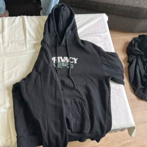Svart Vailent hoodie  - Hej. Säljer denna hoodie då den har blivit för liten. Den har fått en lite ljusare färg men annars bra skick 