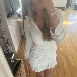 Vit klänning  - Säljer denna vita zara klänningen med små volanger och andra söta detaljer, då jag inte fått så mycket användning av den och hoppas på att den kan få ett nytt hem där den används mer💗 Bara att höra av sig vid frågor eller intresse💕💕 KLICKA INTE PÅ KÖP NU