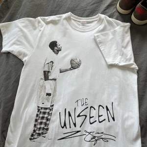 Kobe Bryant tee - T-shirt med Kobe Bryant tryck på framsidan. Helt oanvänd. Skick 10/10. Storlek L