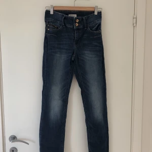 Jeans  - Snygga smala jeans.