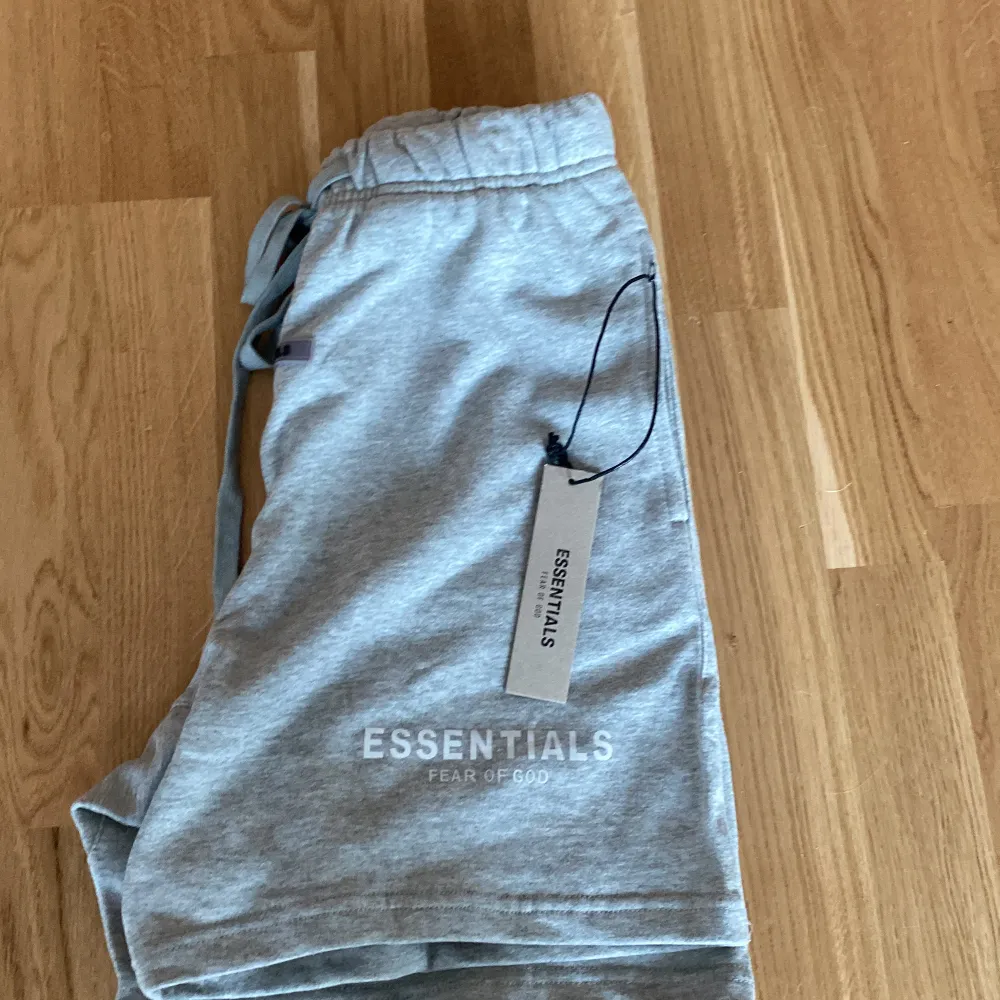 Säljer ett par Essentials shorts som tyvvär inte passade.  Skick 9/10. Shorts.