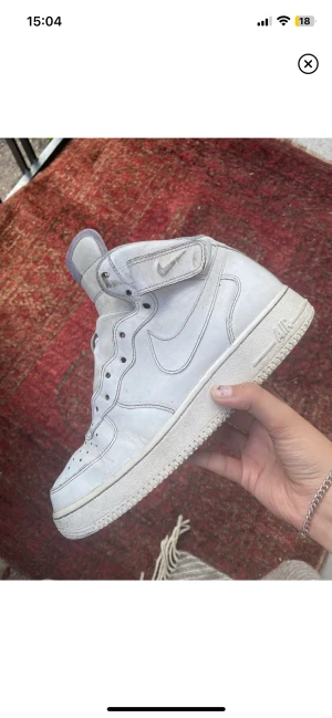 AIR FORCE 1 - Köpta från footlocker för 1200kr  Finns skosnören men ingen inner sula. Man får pruta 