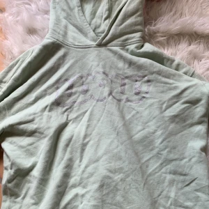 Hoodie - hoodie med trycket ”wow” på sig. säljer för inte min stil, fläck som du ser på sista bilden men är inte alls märk bar