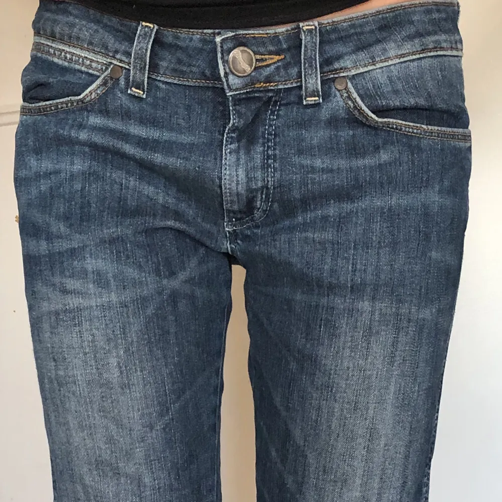Jättefina Wrangler jeans i storlek S. Dem är köpta vintage men ser inte andvända ut. Andvänder inte pågrund av att dem är lite för korta. Frakt ingår inte❤️. Jeans & Byxor.