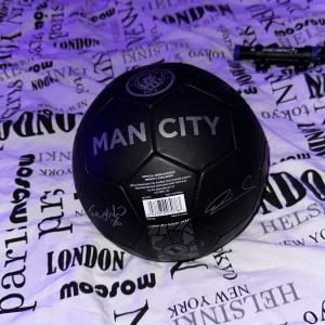 Fotboll - Manchester city fotboll med atografer på. Bara använd inomhus. Väl pumpad!