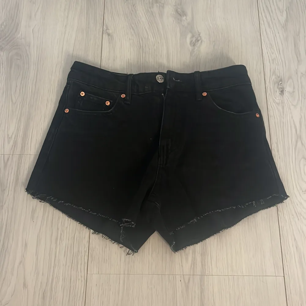 Säljer de här snygga svarta jeansshorts ifrån Ginatricot, aldrig använda😍. Shorts.