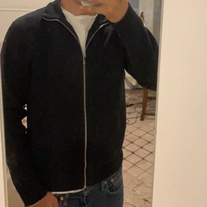 Helzip kofta  - Jättefin helzip tröja som inte är använd så mycket, tröjan är i väldigt bra skick och inget fel på den, för minsta fundering är det bara o skriva🤗