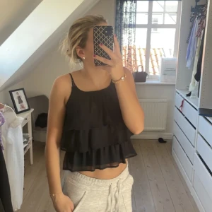 Volang topp - En jättegullig topp som tyvärr inte kommer till användning eftersom jag har två av den, den är i superbra skick och har inga fläckar eller håll, jag är i vanliga fall en S