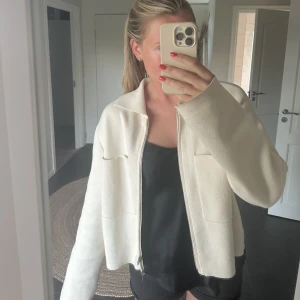 Kofta Åhléns - Jättefin och trendig ljusbeige kofta från Åhléns. Jättebra kvalitet och fint skick.💕 Nypris 699 kr. (Pris kan diskuteras)