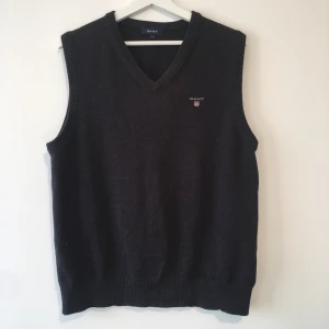 Gant väst - Köpt secondhand. Bra skick! Mörkgrå.
