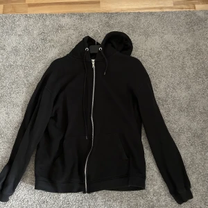 Huvtröja svart - Storlek L Bra skick