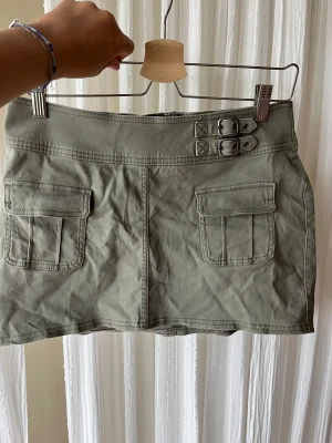 Hollister kjol - Cargo hollister kjol i teal grön typ lågmidjad i storlek 40 men liten i storleken så snarare 38