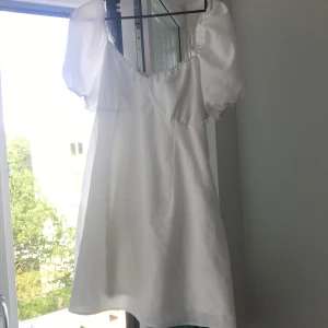 Klänning - kort klänning från H&M, enbart används en gång