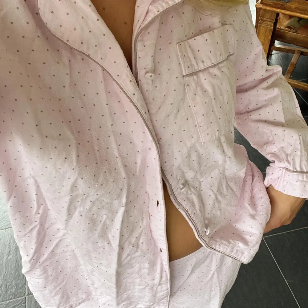 Söt pyjamas, @vintage.bymatilda för mer bilder och köp. Övrigt.