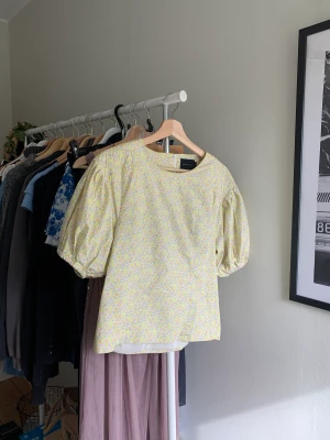 Blommig topp - Blommig topp i gult, grönt och rosa, storlek 38💛