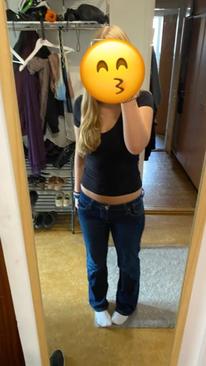 Lågmidjade mörkblå jeans - Säljer dessa snygga lågmidjade jeans jag köpt sekond hand men aldrig kommer till användning❤️står ingen storlek men skulle säga att de passar runt storlek s🥰 
