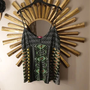 topp - topp från Indiska med knappar hela vägen som går att knäppa. Använts få gånger 