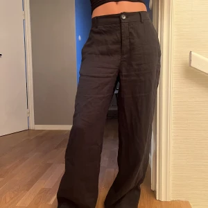 Linnebyxor - Svarta linnebyxor från Twist & tango. Köpta i butik, (butik plagg). Min mamma köpte det o hon tycker inte dem sitter som hon vill. Aldrig använda. Köpta för 1500. Priset kan diskuteras, skriv isf och vad du kan tänka dig lägga💗