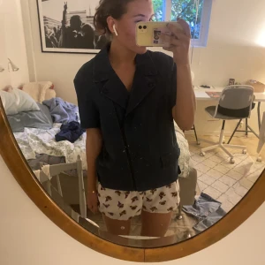 Jeansskjorta  - Kortärmad jeansskjorta från sandro. Så cool aldrig sett någon ha den innan🙈 
